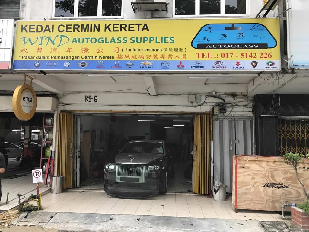satu Contoh Kedai Cermin Kereta